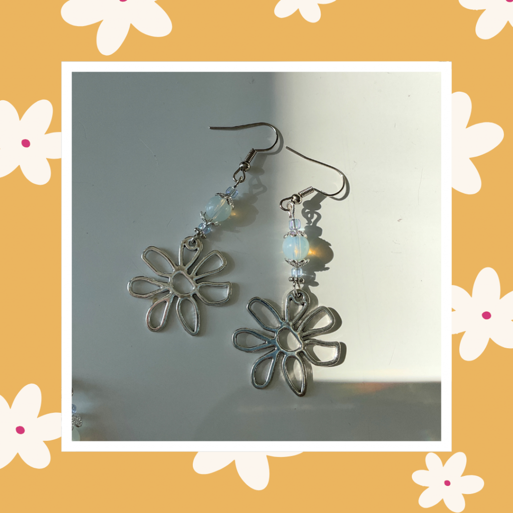 Boucles d'oreilles pendantes élégantes, avec une breloque en forme de fleur à 7 pétales, et une jolie pierre naturelle d'opaline qui offre de beaux reflets colorés