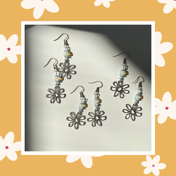 Boucles d'oreilles pendantes élégantes, avec une breloque en forme de fleur à 7 pétales, et une jolie pierre naturelle d'opaline qui offre de beaux reflets colorés