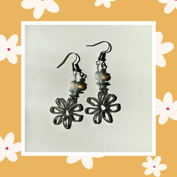 Boucles d'oreilles pendantes élégantes, avec une breloque en forme de fleur à 7 pétales, et une jolie pierre naturelle d'opaline qui offre de beaux reflets colorés
