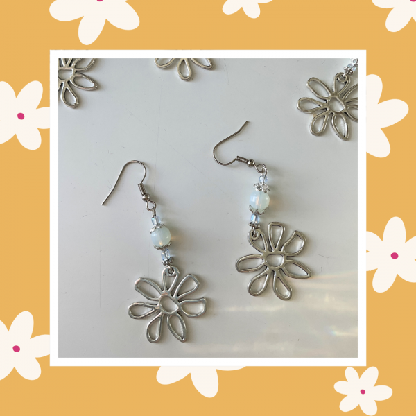 Boucles d'oreilles pendantes élégantes, avec une breloque en forme de fleur à 7 pétales, et une jolie pierre naturelle d'opaline qui offre de beaux reflets colorés