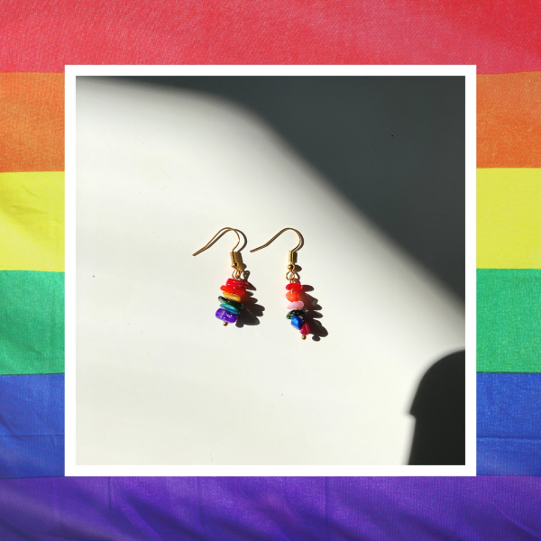 Boucle d'oreille symbolique des fiertés et des causes LGBTQIA+, fait de 6 pierres naturelles aux couleurs de l'arc-en-ciel / du drapeau Pride flag, à (s')offrir comme cadeau de célébration