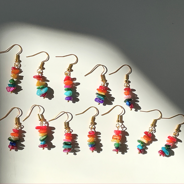 Boucle d'oreille symbolique des fiertés et des causes LGBTQIA+, fait de 6 pierres naturelles aux couleurs de l'arc-en-ciel / du drapeau Pride flag, à (s')offrir comme cadeau de célébration