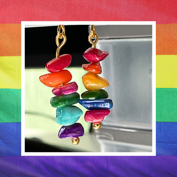 Boucle d'oreille symbolique des fiertés et des causes LGBTQIA+, fait de 6 pierres naturelles aux couleurs de l'arc-en-ciel / du drapeau Pride flag, à (s')offrir comme cadeau de célébration