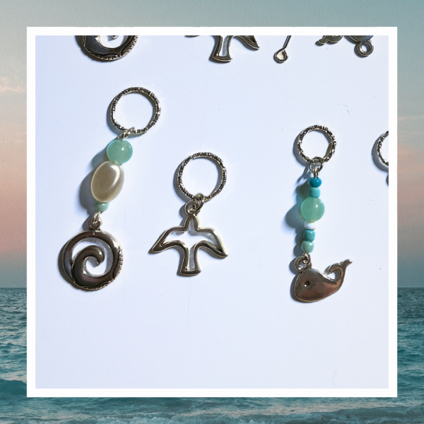 Marque-Mailles Inspiration Mer et Océan – Lot de 5 Accessoires Tricot et Crochet avec Breloques Baleine, Oiseau, Vague d’Océan – Image 3