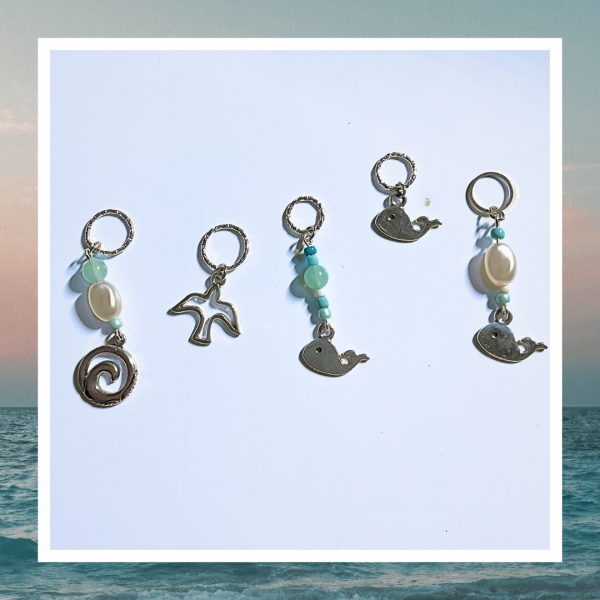 Marque-Mailles Inspiration Mer et Océan – Lot de 5 Accessoires Tricot et Crochet avec Breloques Baleine, Oiseau, Vague d’Océan – Image 2