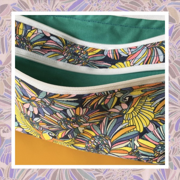article de couture ; couture fait main ; pochette ; sac ; sac couture fait main ; pochette à 2 poches ; sac à 2 poches ; couture DIY ; couture artisanale ; tissus à motif ; tissus à gros motif ; tissus à motif oiseau ; sac à motif oiseau ; tissus à motif perroquet ; sac à motif perroquet ; tissus à motif exotique ; sac à motif exotique ; cadeau à offrir ; cadeau femme ; cadeau artistique