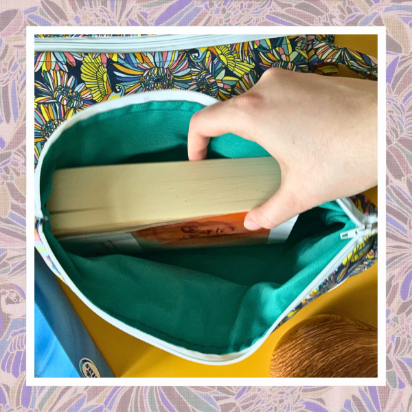 article de couture ; couture fait main ; pochette ; sac ; sac couture fait main ; pochette à 2 poches ; sac à 2 poches ; couture DIY ; couture artisanale ; tissus à motif ; tissus à gros motif ; tissus à motif oiseau ; sac à motif oiseau ; tissus à motif perroquet ; sac à motif perroquet ; tissus à motif exotique ; sac à motif exotique ; cadeau à offrir ; cadeau femme ; cadeau artistique