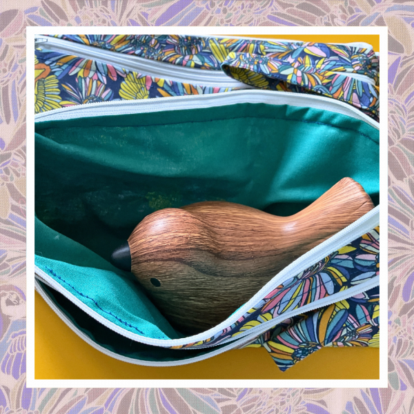 article de couture ; couture fait main ; pochette ; sac ; sac couture fait main ; pochette à 2 poches ; sac à 2 poches ; couture DIY ; couture artisanale ; tissus à motif ; tissus à gros motif ; tissus à motif oiseau ; sac à motif oiseau ; tissus à motif perroquet ; sac à motif perroquet ; tissus à motif exotique ; sac à motif exotique ; cadeau à offrir ; cadeau femme ; cadeau artistique