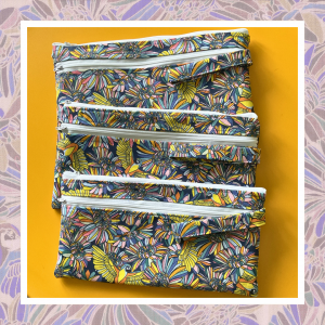 article de couture ; couture fait main ; pochette ; sac ; sac couture fait main ; pochette à 2 poches ; sac à 2 poches ; couture DIY ; couture artisanale ; tissus à motif ; tissus à gros motif ; tissus à motif oiseau ; sac à motif oiseau ; tissus à motif perroquet ; sac à motif perroquet ; tissus à motif exotique ; sac à motif exotique ; cadeau à offrir ; cadeau femme ; cadeau artistique